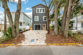 Heart of Downtown! Family and Pet Friendly! HOT TUB